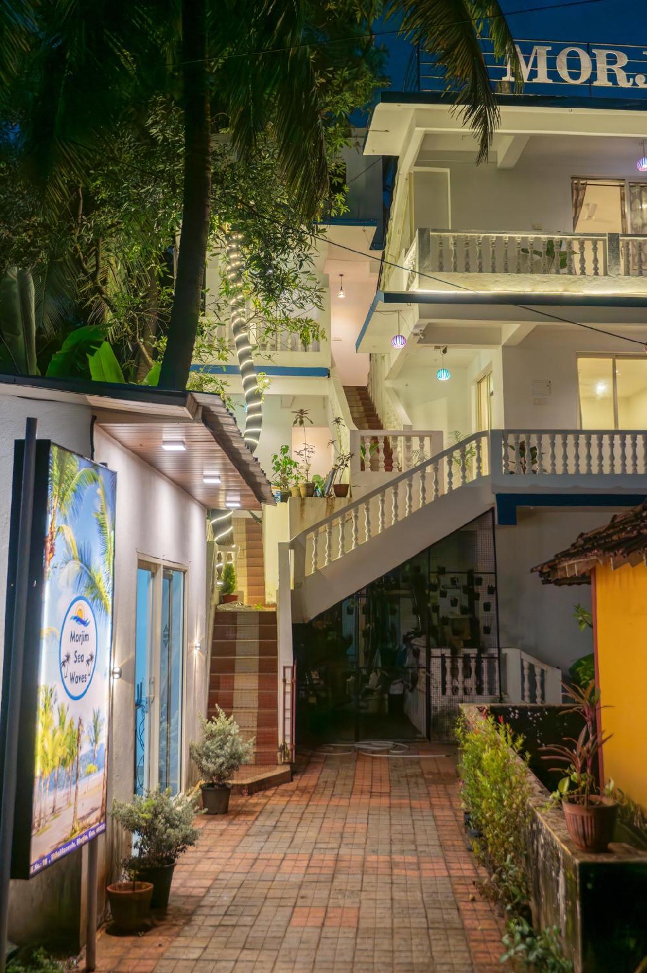 Morjim Sea Waves-Beach Front Hotel מראה חיצוני תמונה